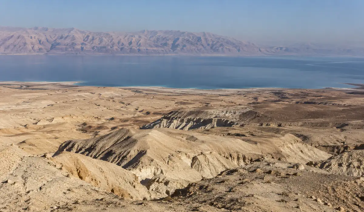 נוף מדברי בהשראת אזור ים המלח